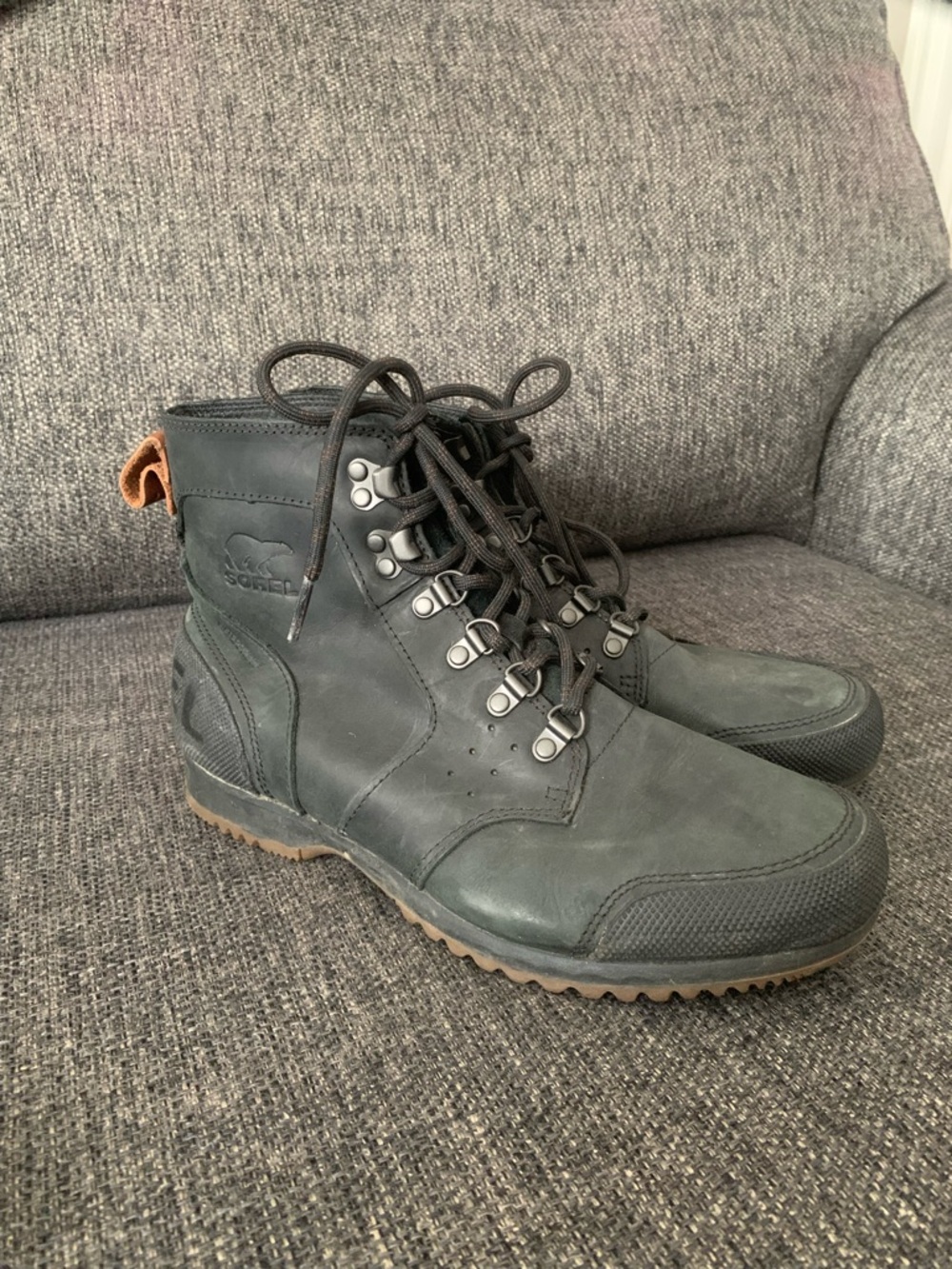 Sorel Men's Dark Green Leather Hiking Boot with Tan Heel Pull